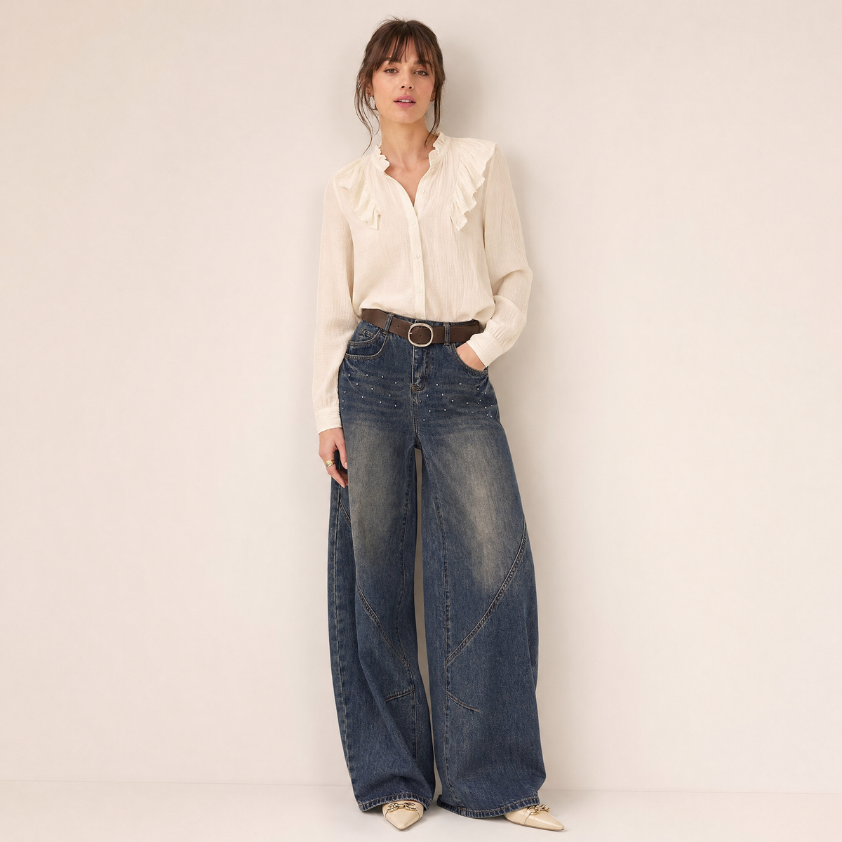 Jean barrel taille haute délavé gris ciment avec la ceinture.