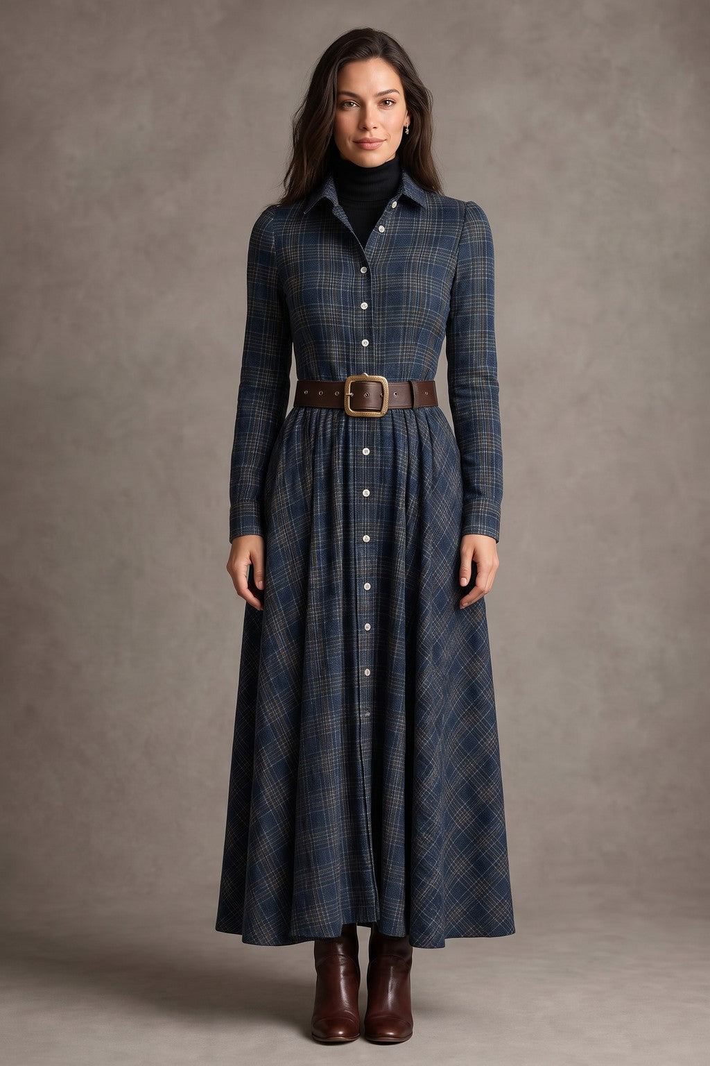 Robe chemise longue à carreaux bleus portée de face, ceinture à boucle métallique, ourlet droit