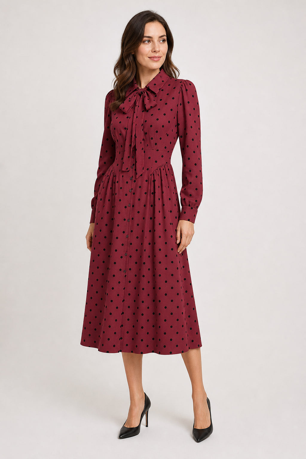 Robe à pois vue de trois quarts droite, taille marquée par les fronces