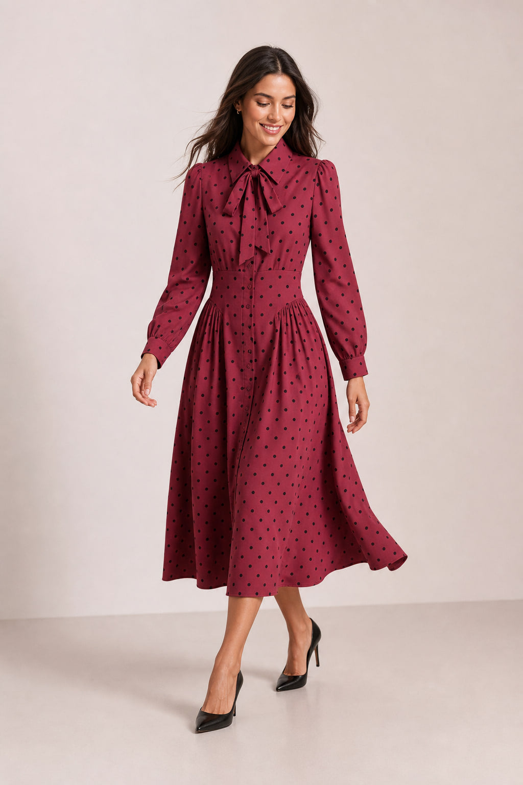 Robe chemise à pois en mouvement, jupe évasée qui s'ouvre à la marche