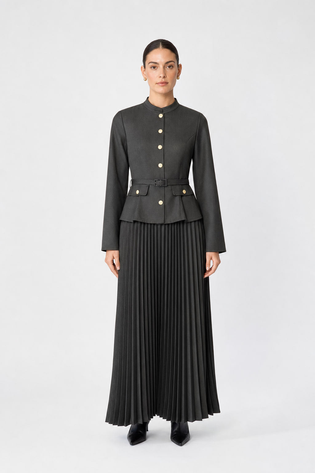 Robe midi effet deux-pièces vue de face, col officier, boutons dorés et jupe plissée