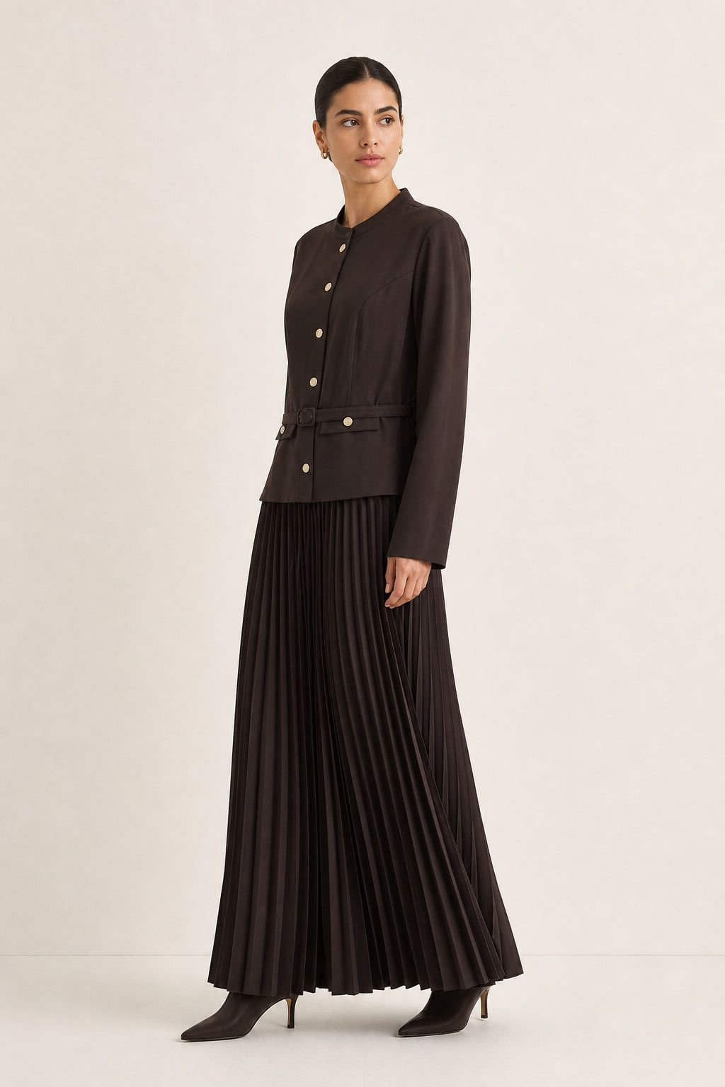 Robe midi plissée vue de trois-quarts droite, ceinture fine à boucle rectangulaire