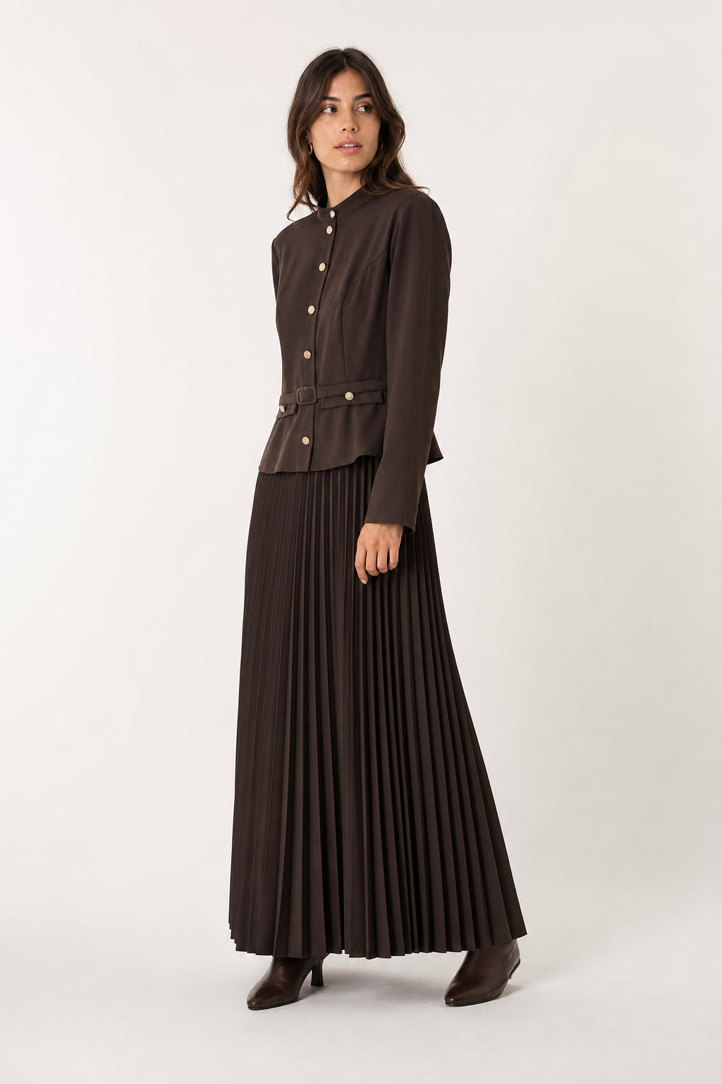 Robe midi plissée vue de trois-quarts gauche, basque peplum et rabats de poche