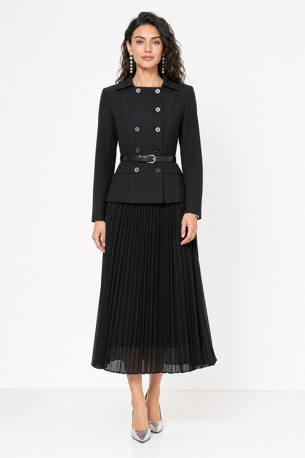 Robe longue noire effet deux pièces vue de face, buste croisé et jupe plissée