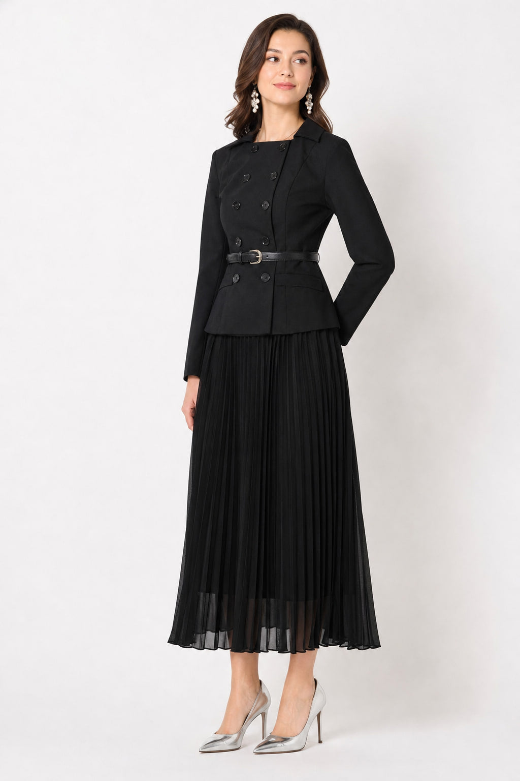 Robe noire vue de trois quarts gauche, col tailleur et ceinture à boucle