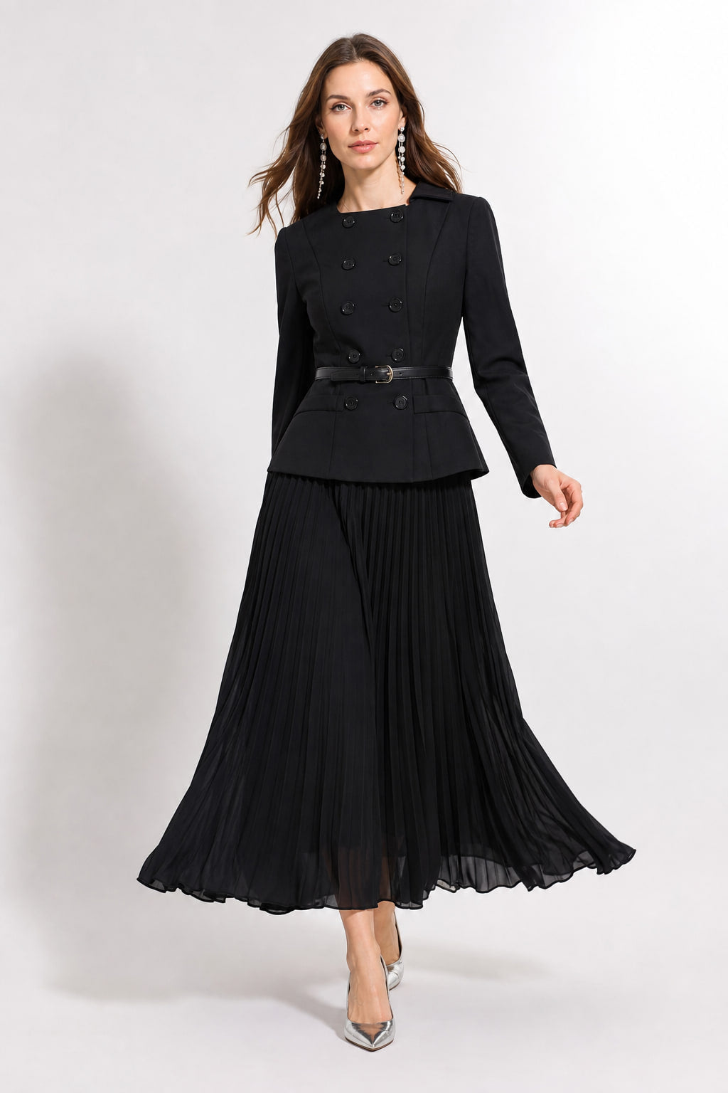 Robe noire en mouvement, jupe plissée qui s'ouvre à la marche