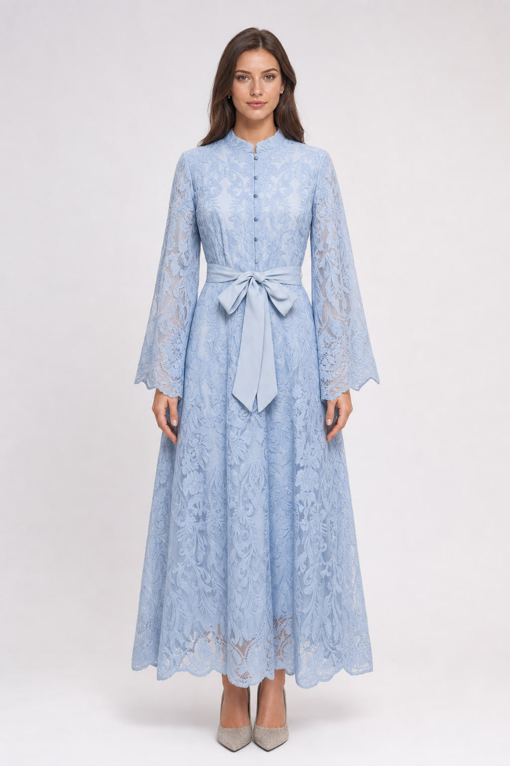 Robe longue en tulle brodé col officier vue de face, ceinture satin nouée à la taille