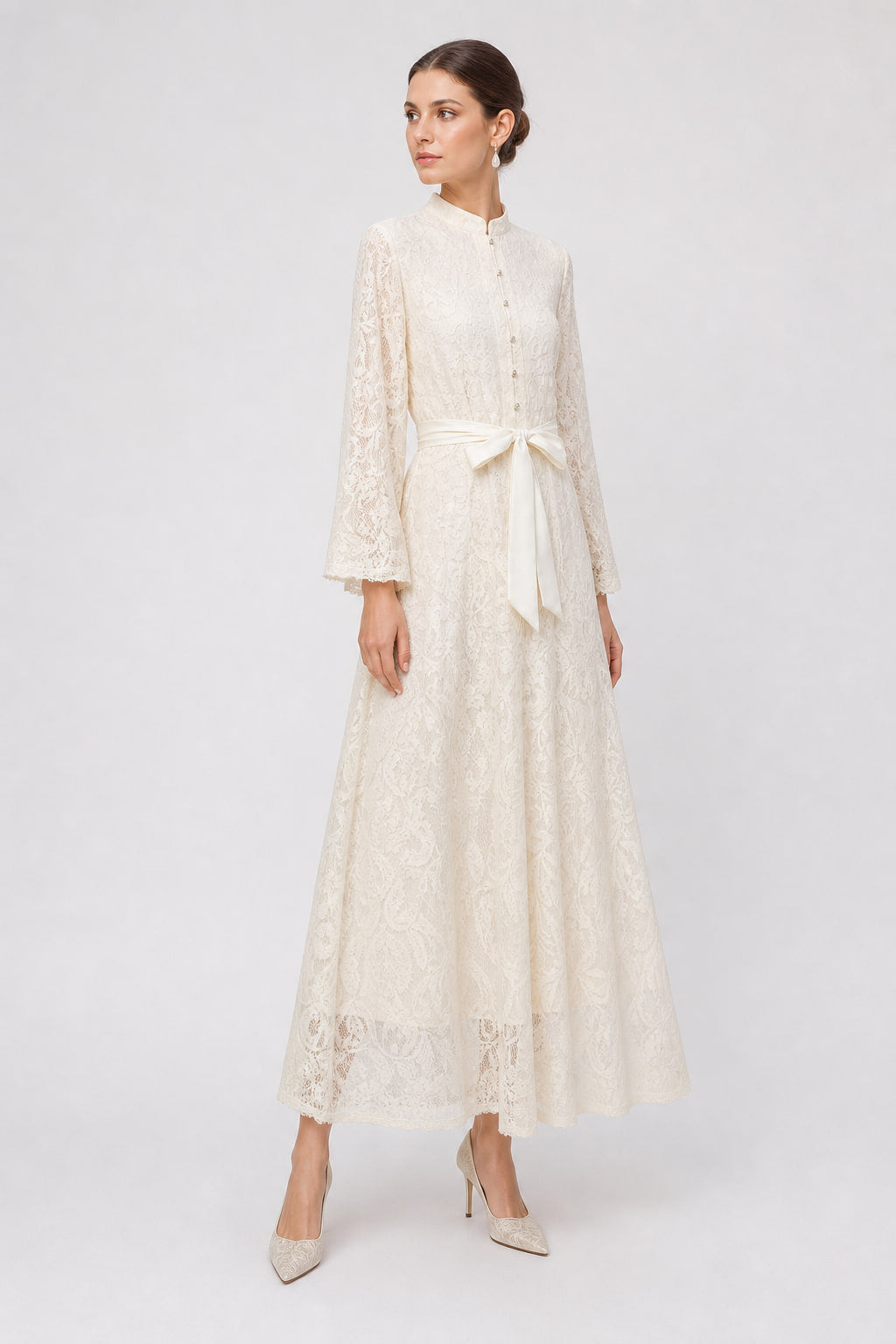 Robe longue brodée vue de trois-quarts gauche, manches longues festonnées
