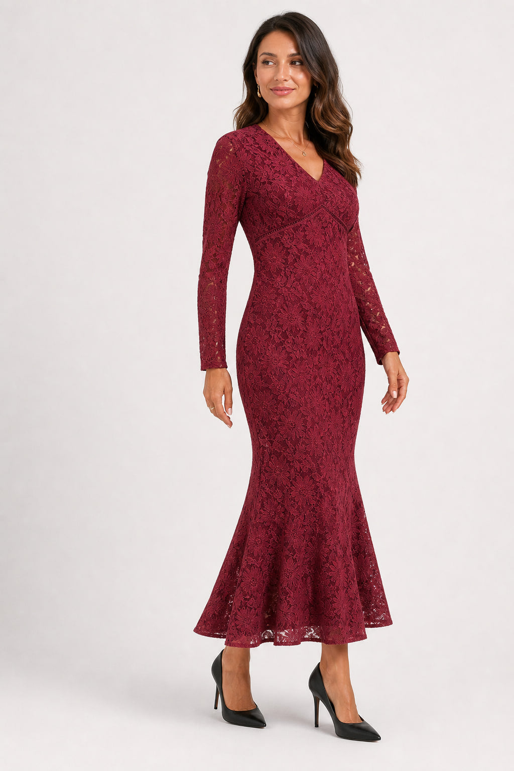 Robe longue en dentelle vue de trois-quarts droite, ligne sirène du bas de jupe