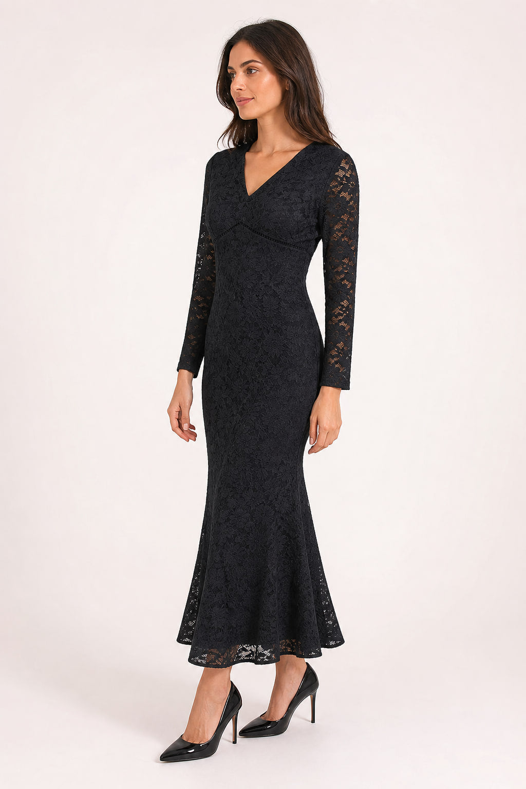 Robe en dentelle florale vue de trois-quarts gauche, manches longues ajourées