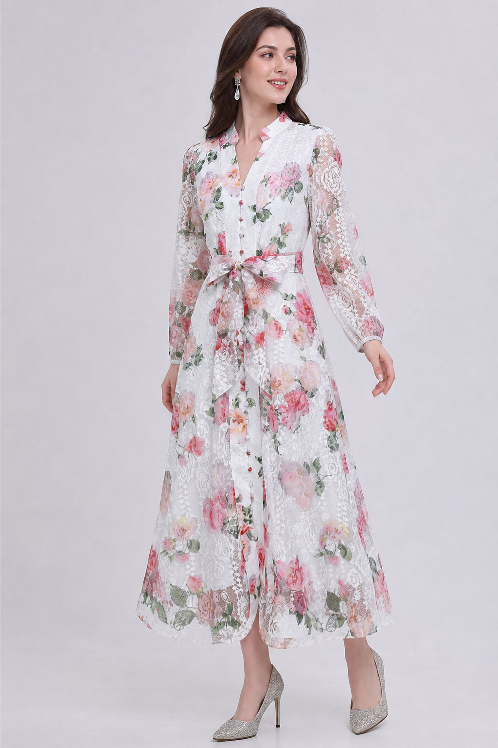 Robe en dentelle imprimée vue de trois-quarts droite, manches ballon à poignets étroits