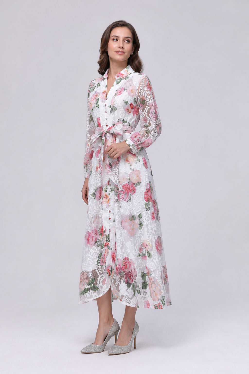 Robe longue fleurie vue de trois-quarts gauche, boutonnage devant et taille marquée