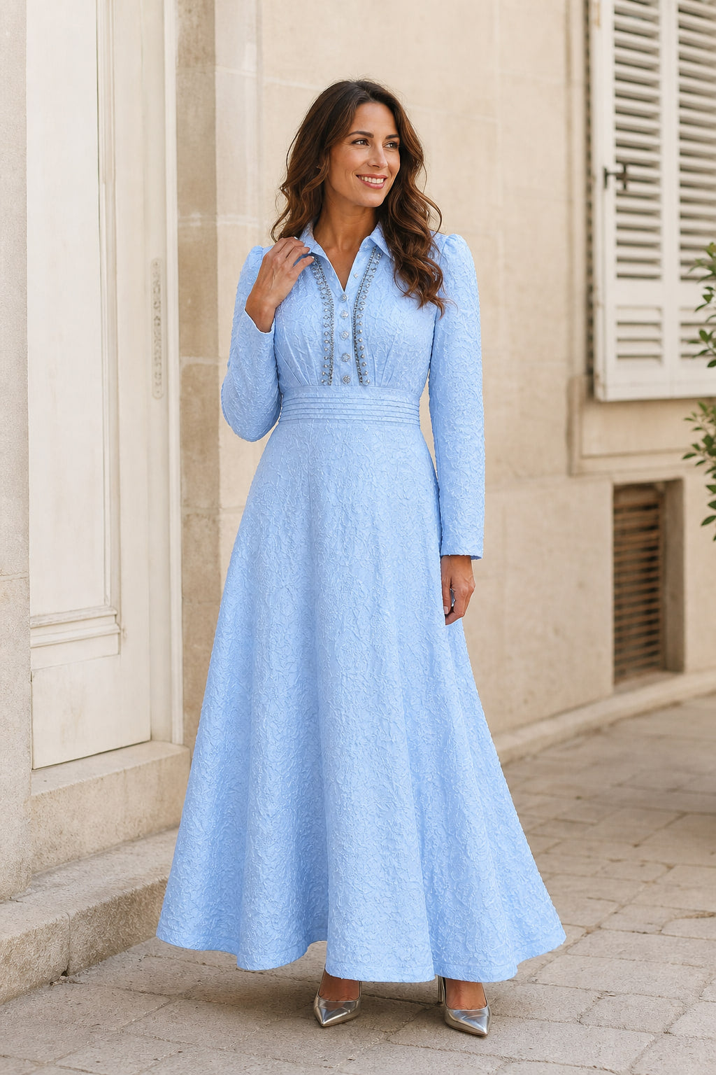 Robe longue jacquard portée en situation, tenue de cérémonie couvrante