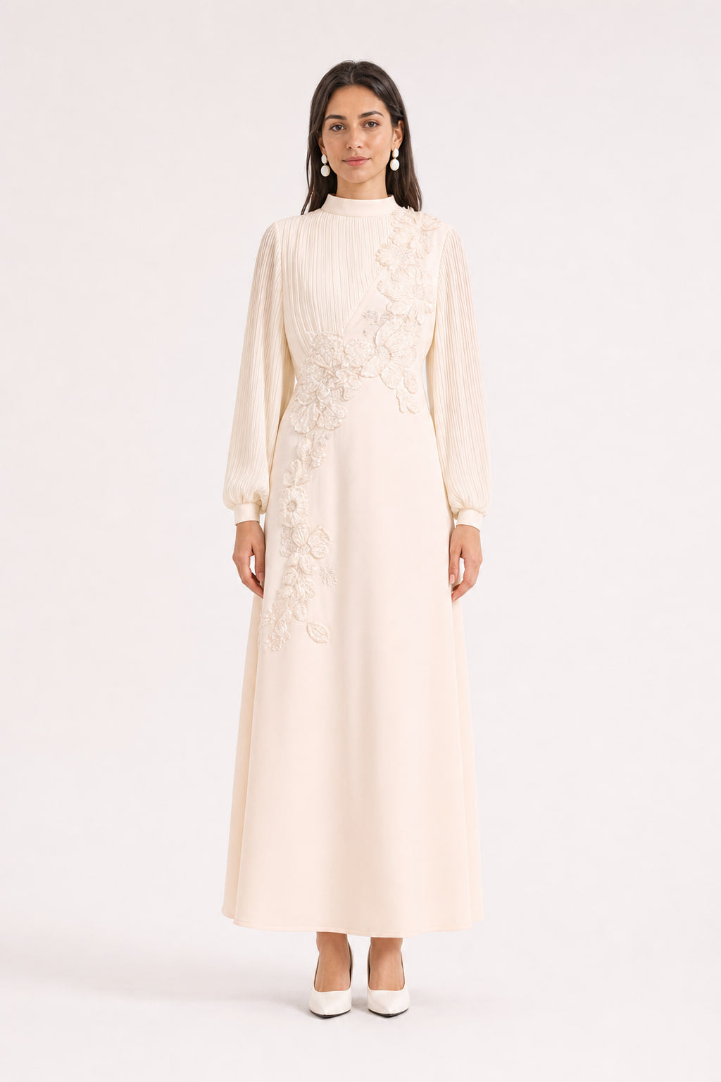 Robe longue plissée blanc laiteux à appliques florales, vue de face