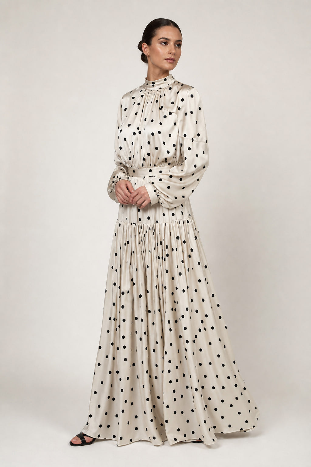 Robe longue à pois vue de trois-quarts droite, drapé noué sur l'épaule