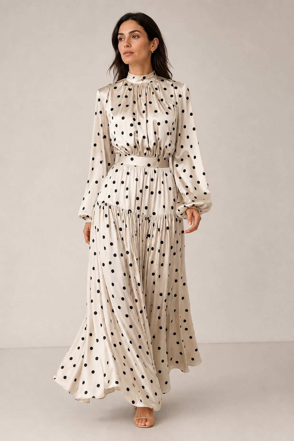 Jupe plissée de la robe satinée à pois en mouvement