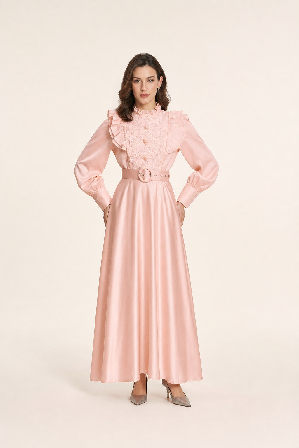 Robe longue satinée rose poudré vue de face, col montant et plastron brodé