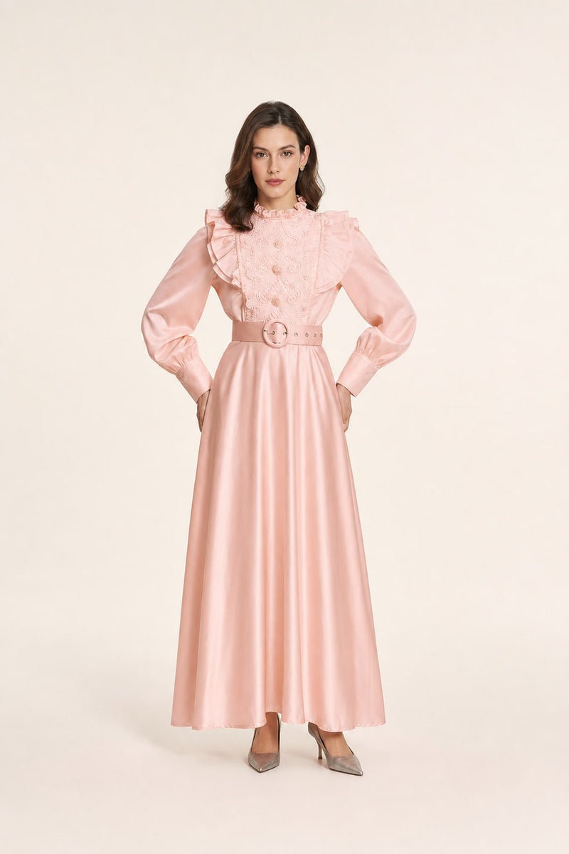 Robe longue satinée rose poudré vue de face, col montant et plastron brodé