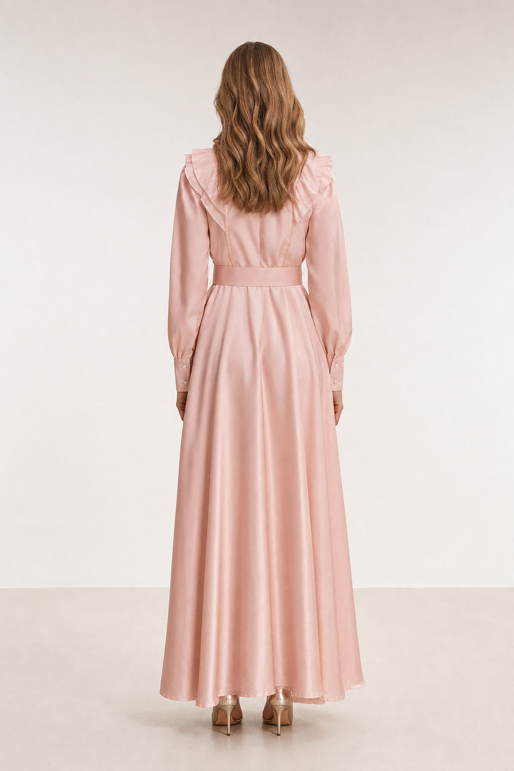 Dos de la robe longue satinée rose, jupe évasée jusqu'à la cheville