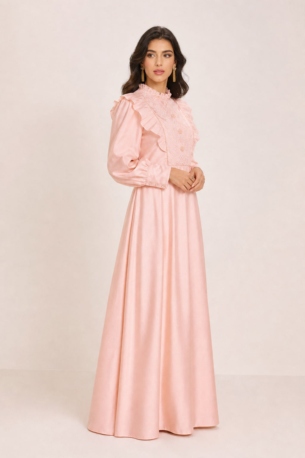 Robe longue satinée vue de trois-quarts gauche, manches ballon à poignets boutonnés