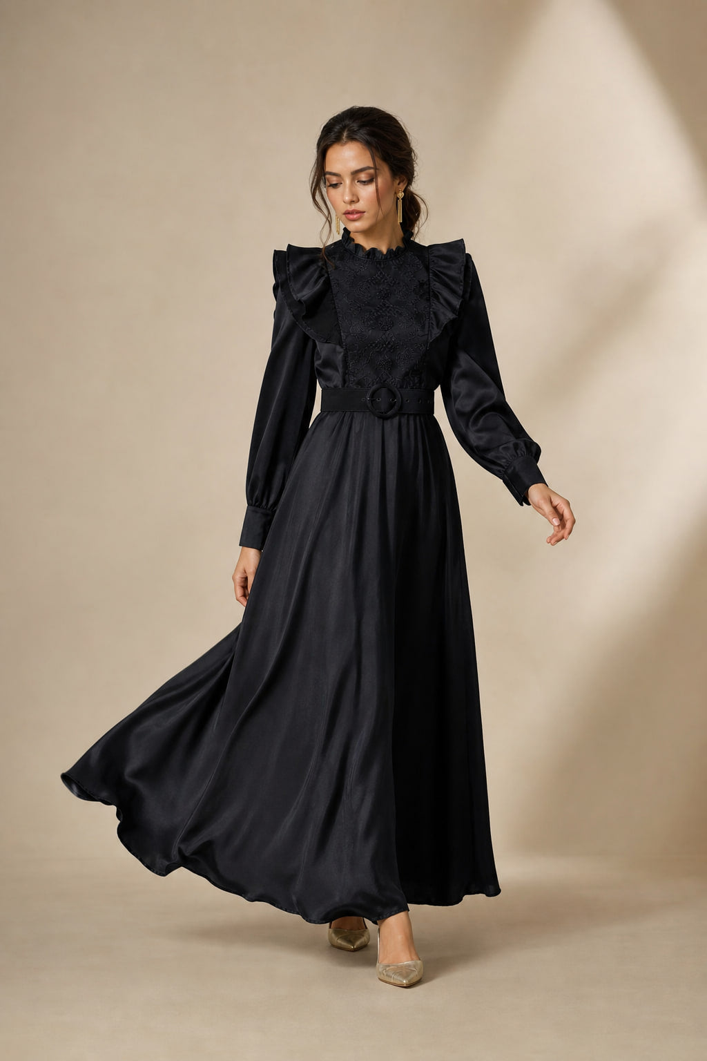Robe longue satinée en mouvement, tombé de la jupe à godets