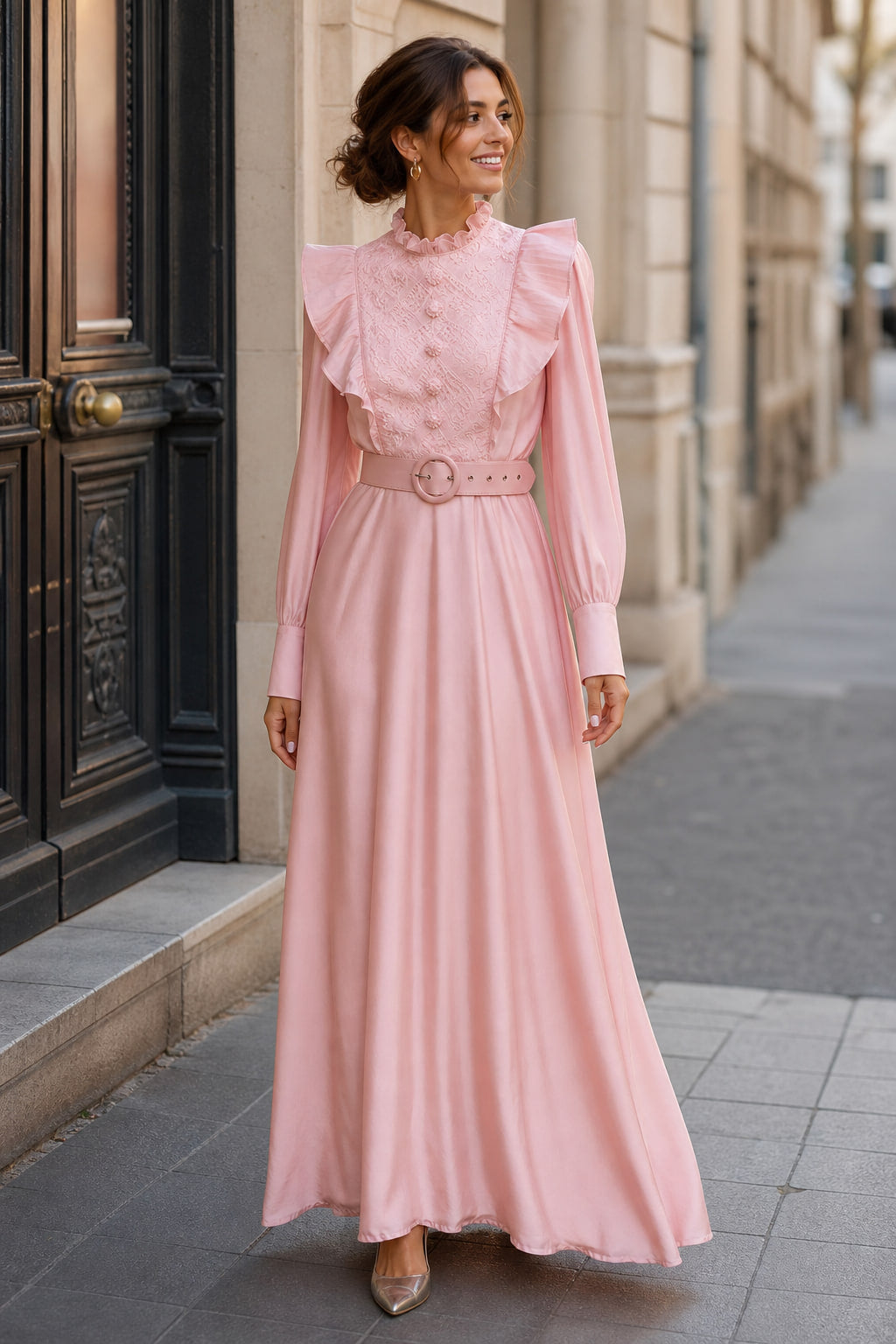 Robe longue satinée portée en situation pour une cérémonie