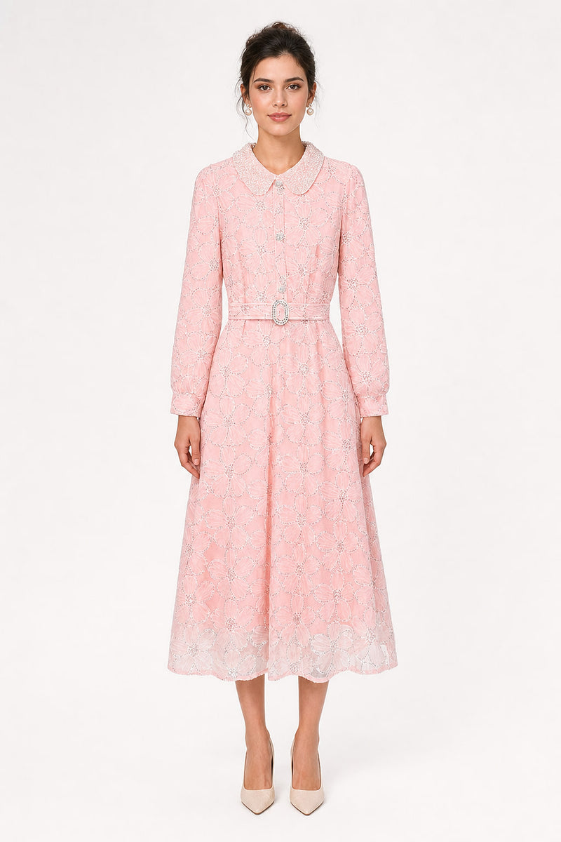 Robe midi en dentelle brodée fleurs vue de face, col claudine perlé et ceinture à boucle ovale