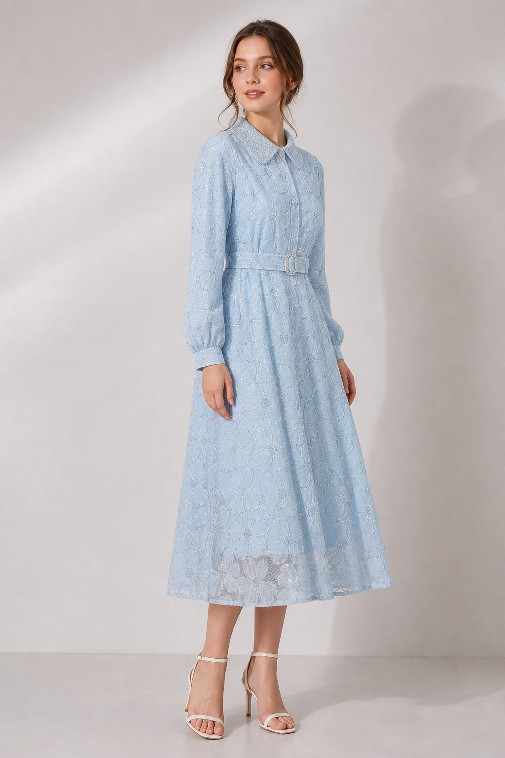Robe midi dentelle brodée vue de trois-quarts droite, manches longues resserrées au poignet