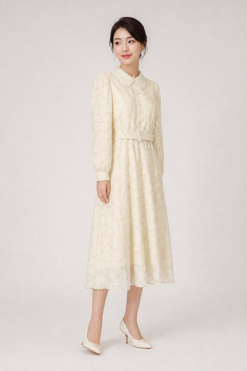 Robe midi dentelle brodée vue de trois-quarts gauche, buste ajusté et jupe évasée
