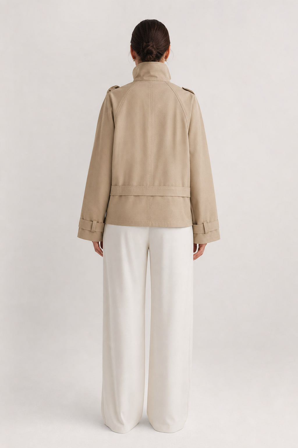 Dos du trench court camel, couture centrale et empiècement de taille surpiqué