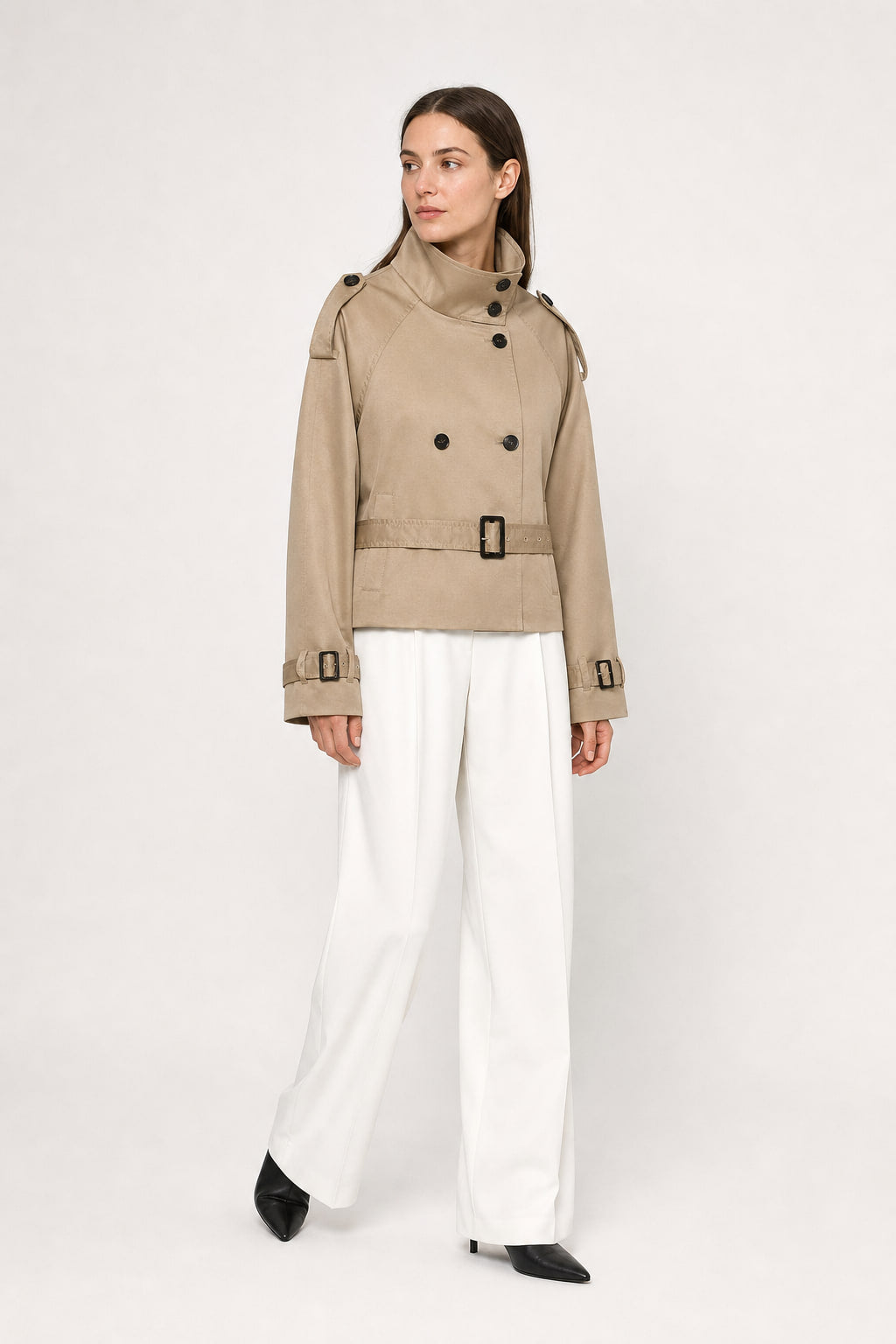 Trench court camel vu de trois-quarts gauche, patte d'épaule et poignet réglable
