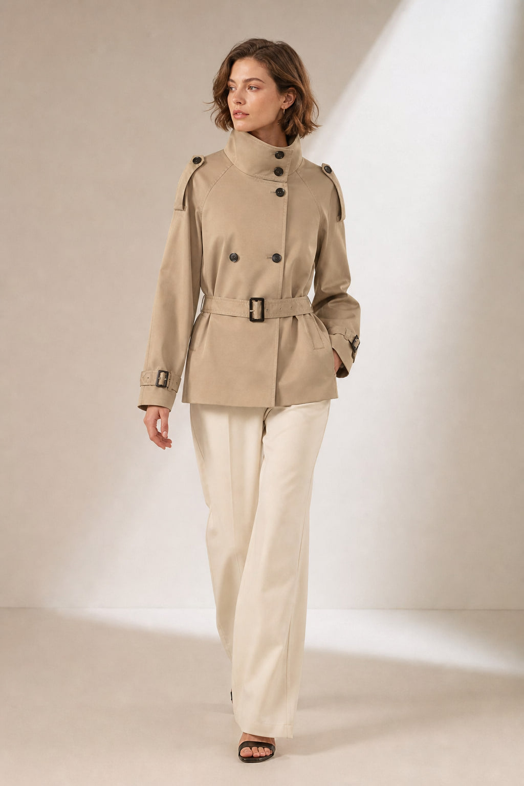 Trench court camel en mouvement, tombé fluide de la gabardine mate