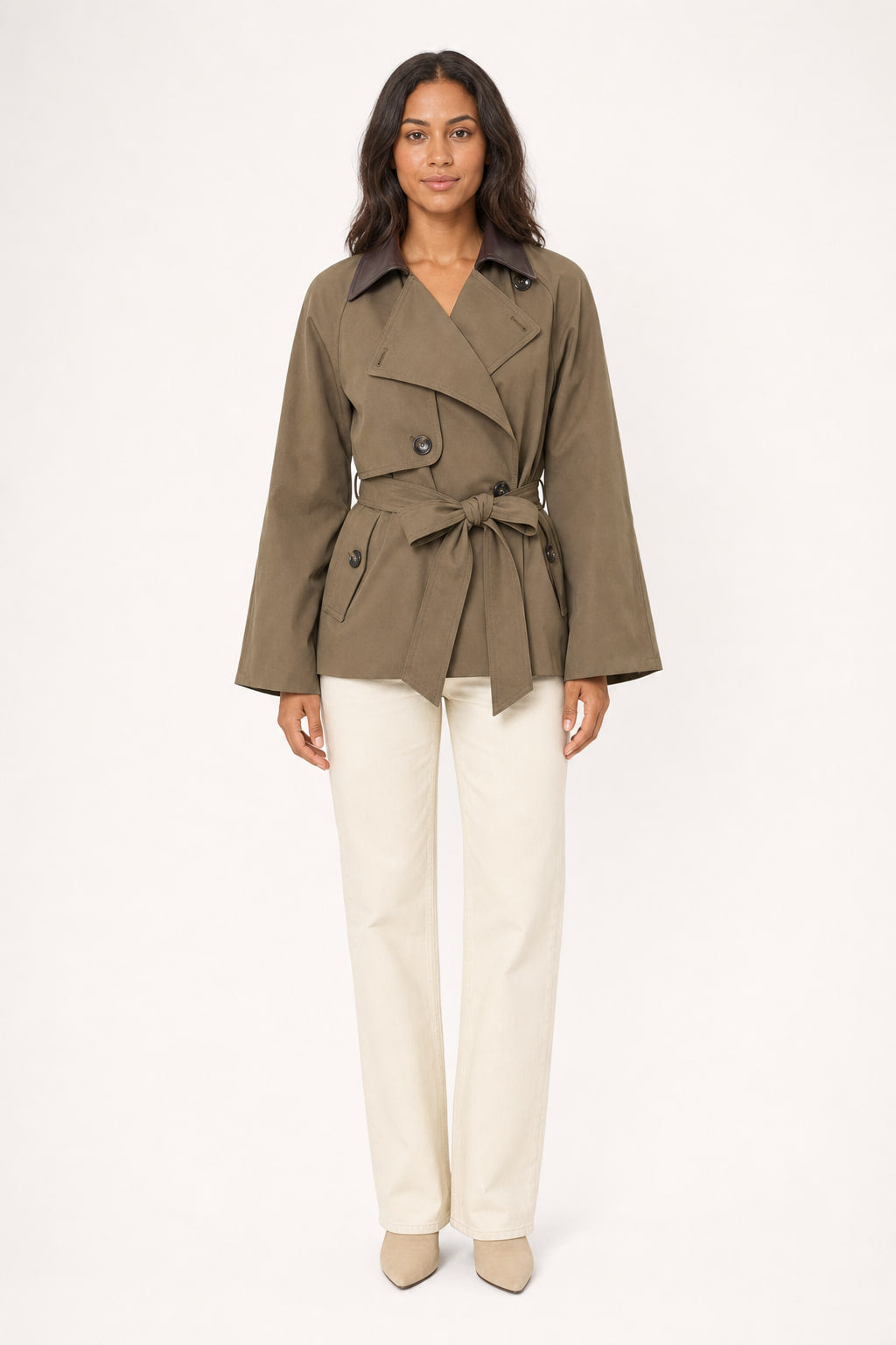 Trench court camel vu de face, col en simili cuir brun et ceinture nouée à la taille