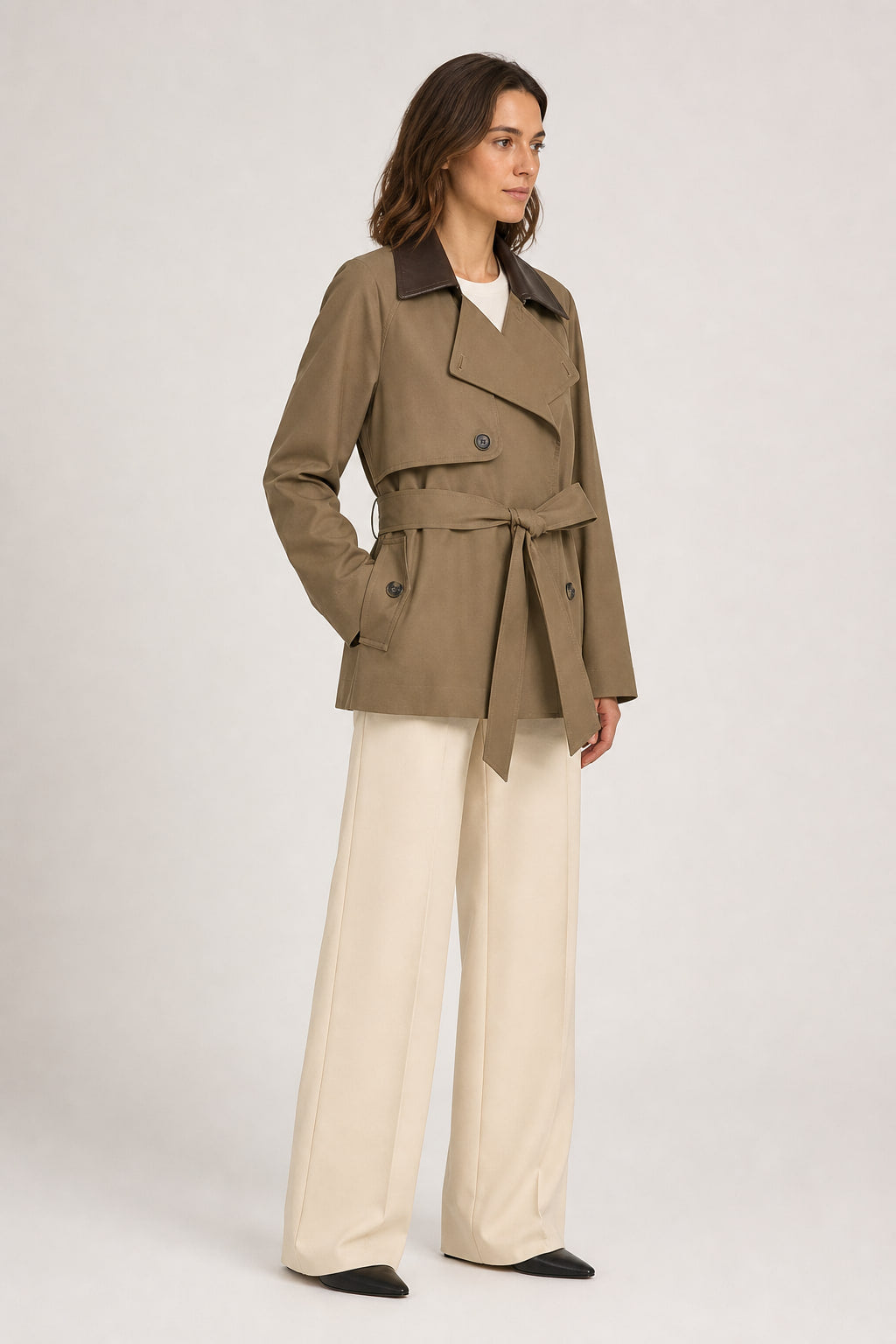 Trench court camel de trois quarts droite, double boutonnage et poches à rabat