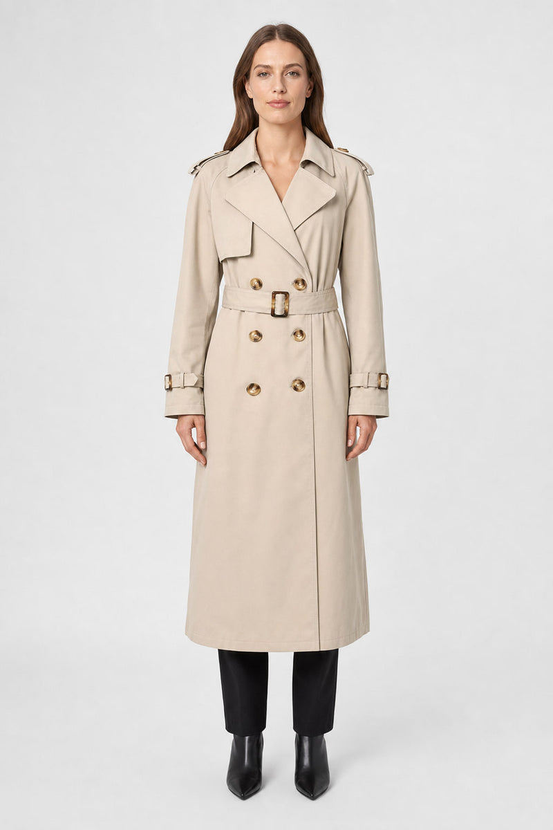 Trench long marron clair à double boutonnage vu de face, ceinture nouée à la taille