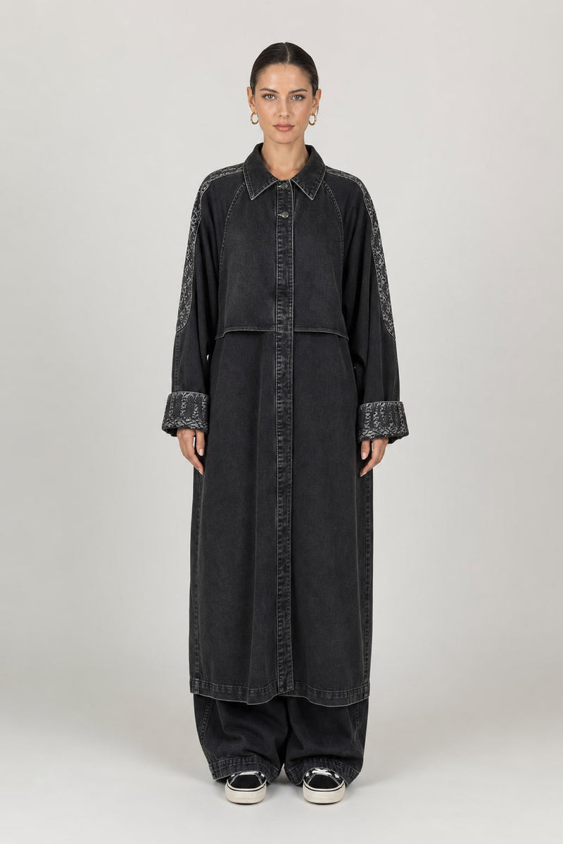 Trench long oversize en denim noir délavé porté ouvert, vue de face, col tailleur cranté