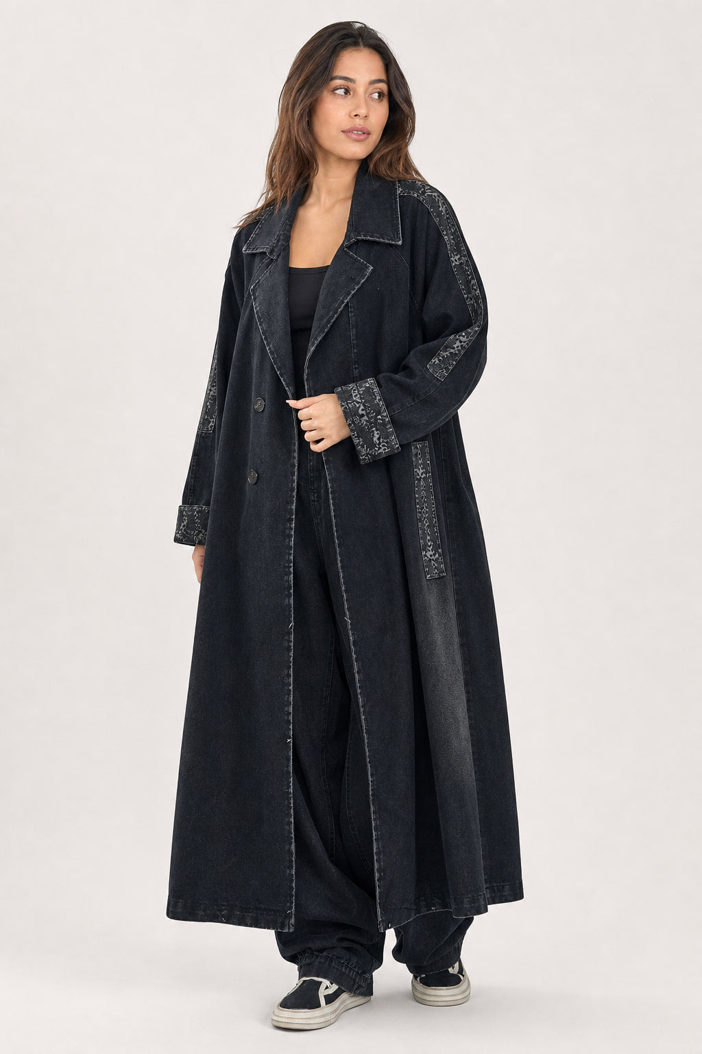 Vue trois-quarts droite du manteau long oversize en denim noir délavé