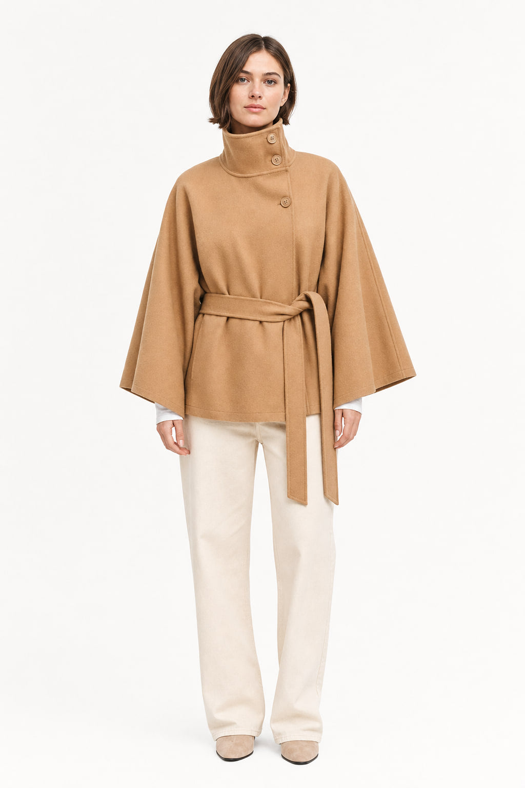 Veste cape ceinturée à col montant, coloris camel, vue de face, ceinture nouée à la taille