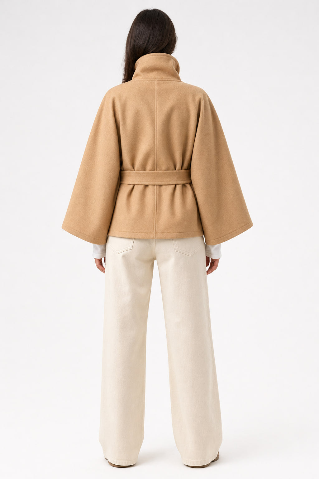 Dos de la veste cape camel, couture verticale centrale et manches évasées