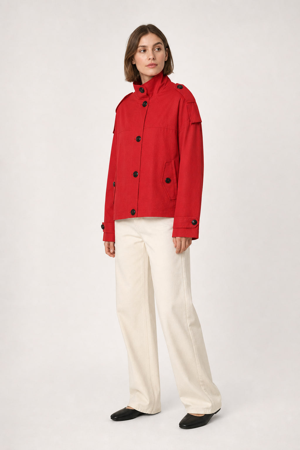 Veste courte rouge vue de trois-quarts droite, volume boxy des épaules et manche large