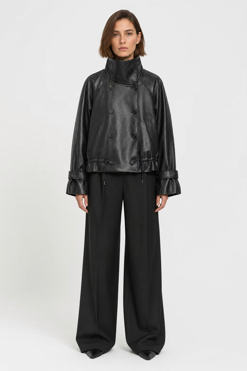 Veste courte en cuir noir vue de face, col montant et double boutonnage croisé
