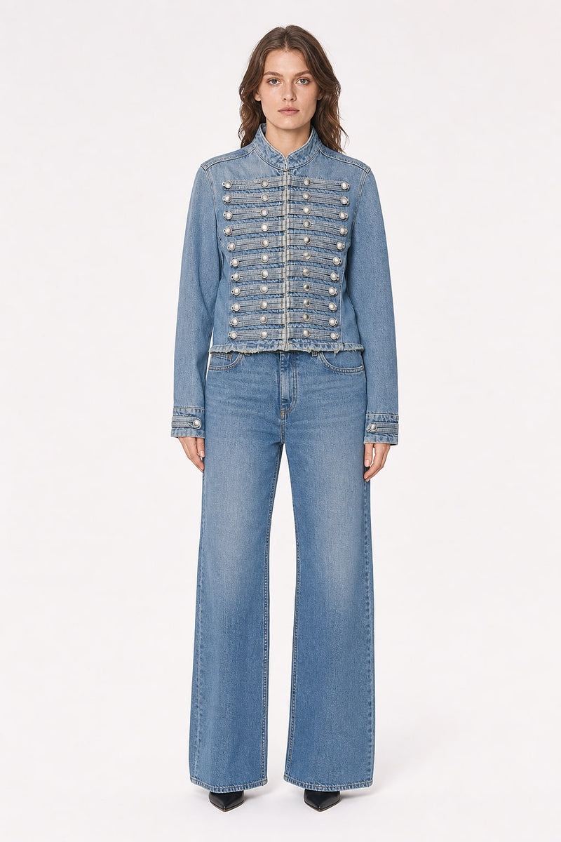 Veste courte en denim blanc vue de face, col officier et double rangée de boutons argentés
