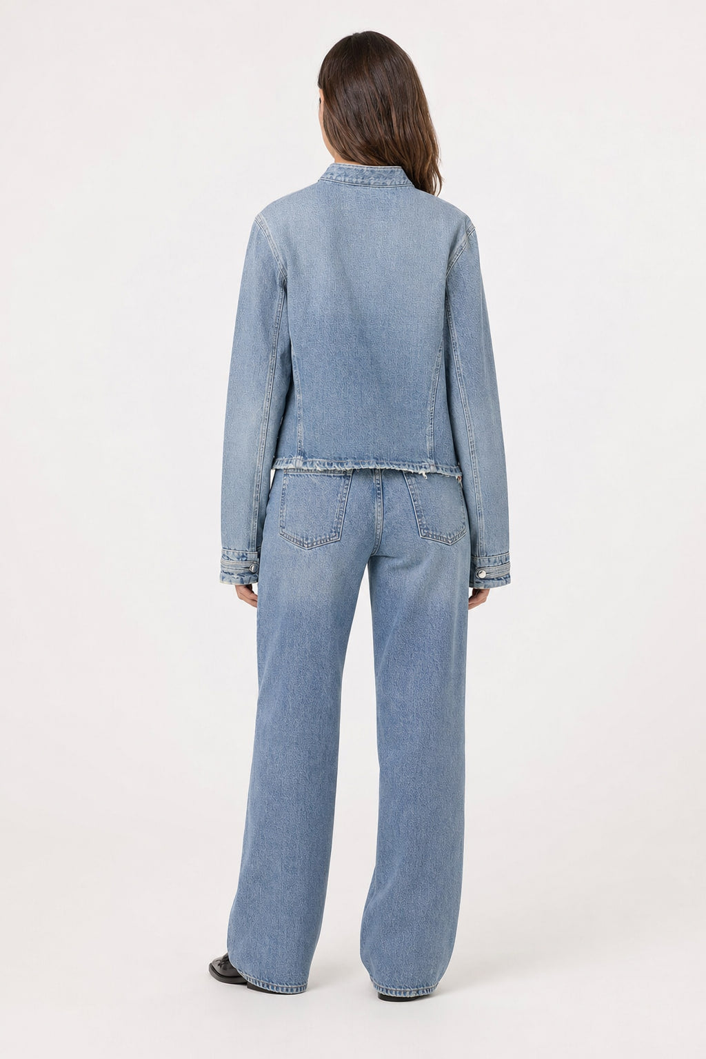 Dos de la veste en denim blanc, découpes princesse verticales et ourlet coupé franc