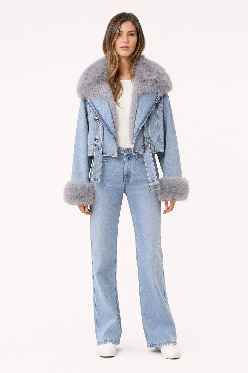 Veste courte en jean bleu clair à col et poignets en fourrure, vue de face, zip asymétrique fermé