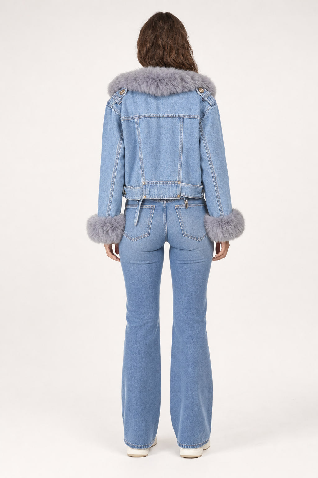 Dos de la veste en jean bleu clair, découpes verticales et empiècement