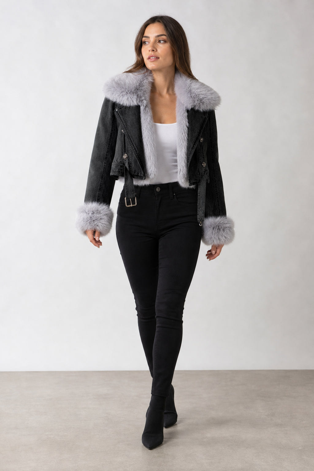 Veste courte en jean noir à col fourrure, portée en mouvement, volume blouson
