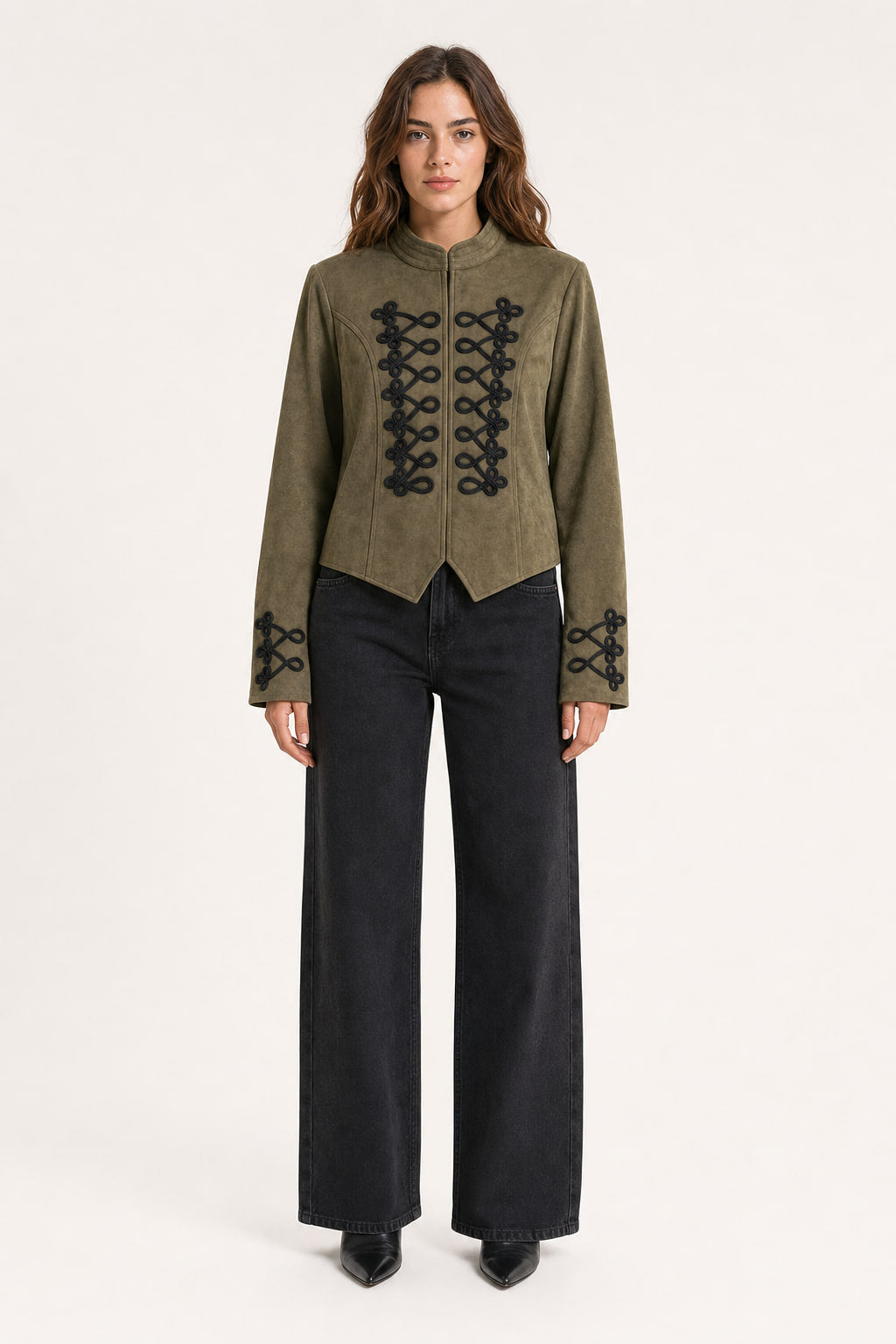Veste courte officier en suédine vert armée vue de face, double rangée de passementerie noire et col montant