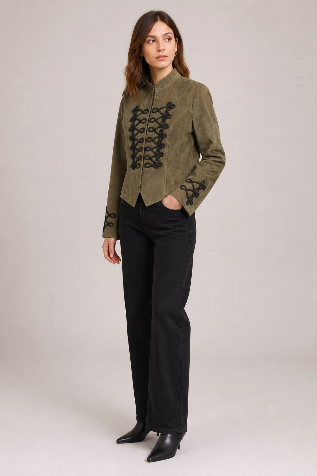 Veste courte vert armée de trois-quarts gauche, ourlet en pointe sur le devant