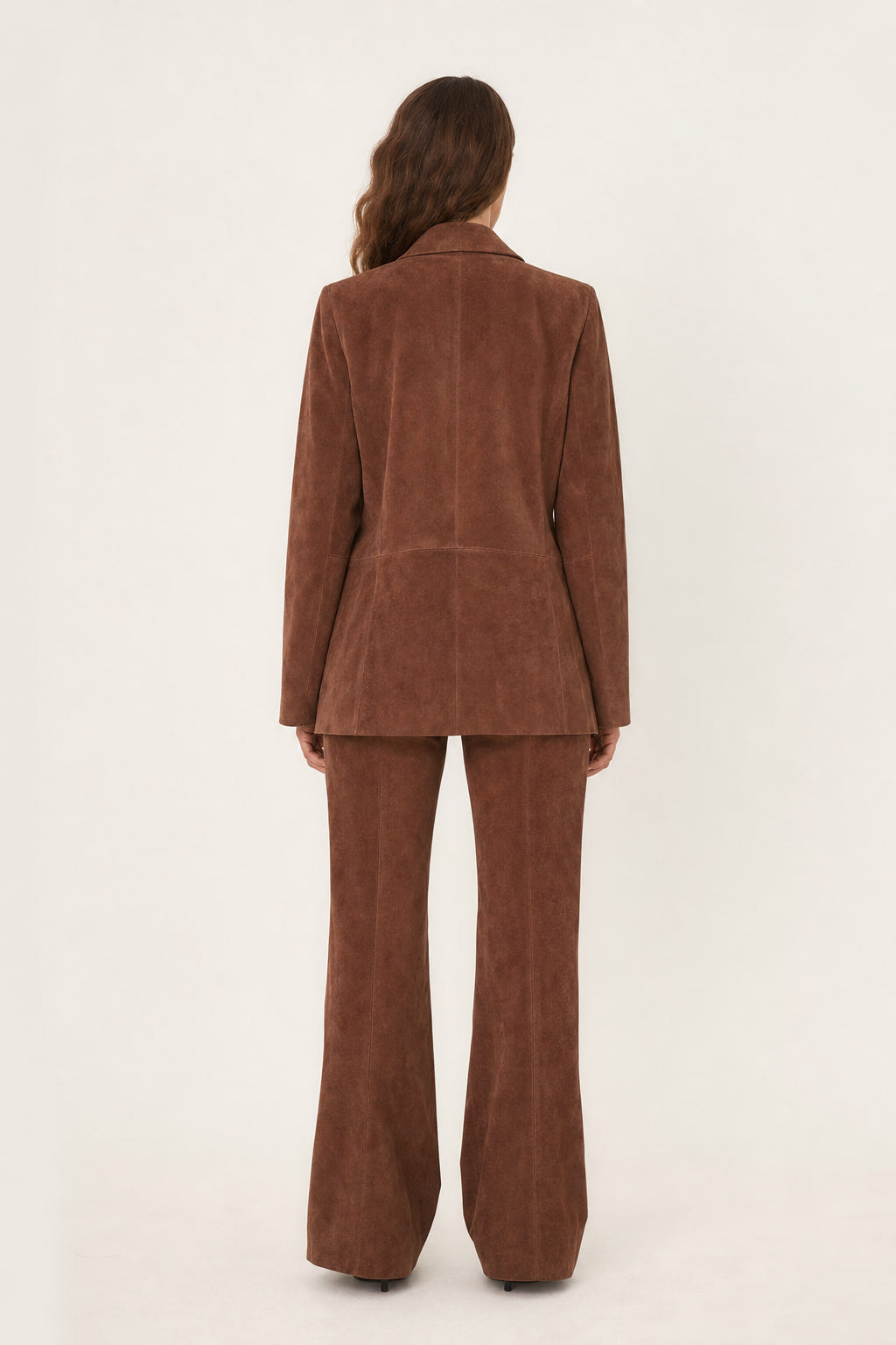 Dos de la veste en suédine marron avec découpes et coutures princesse