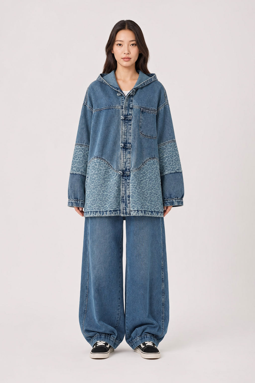 Veste en denim bleu délavé oversize à capuche, vue de face, fermeture par brandebourgs
